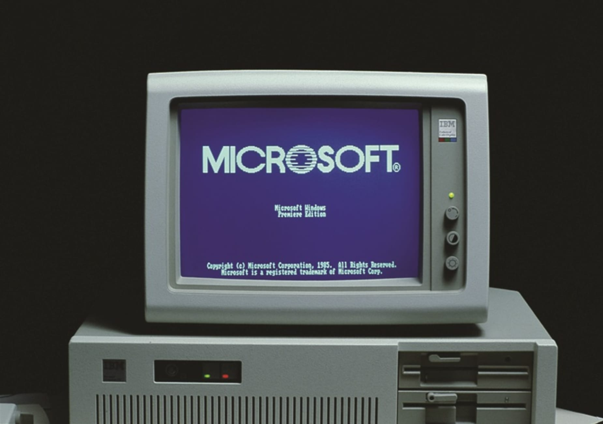 1985 -Microsoft Windows are launched