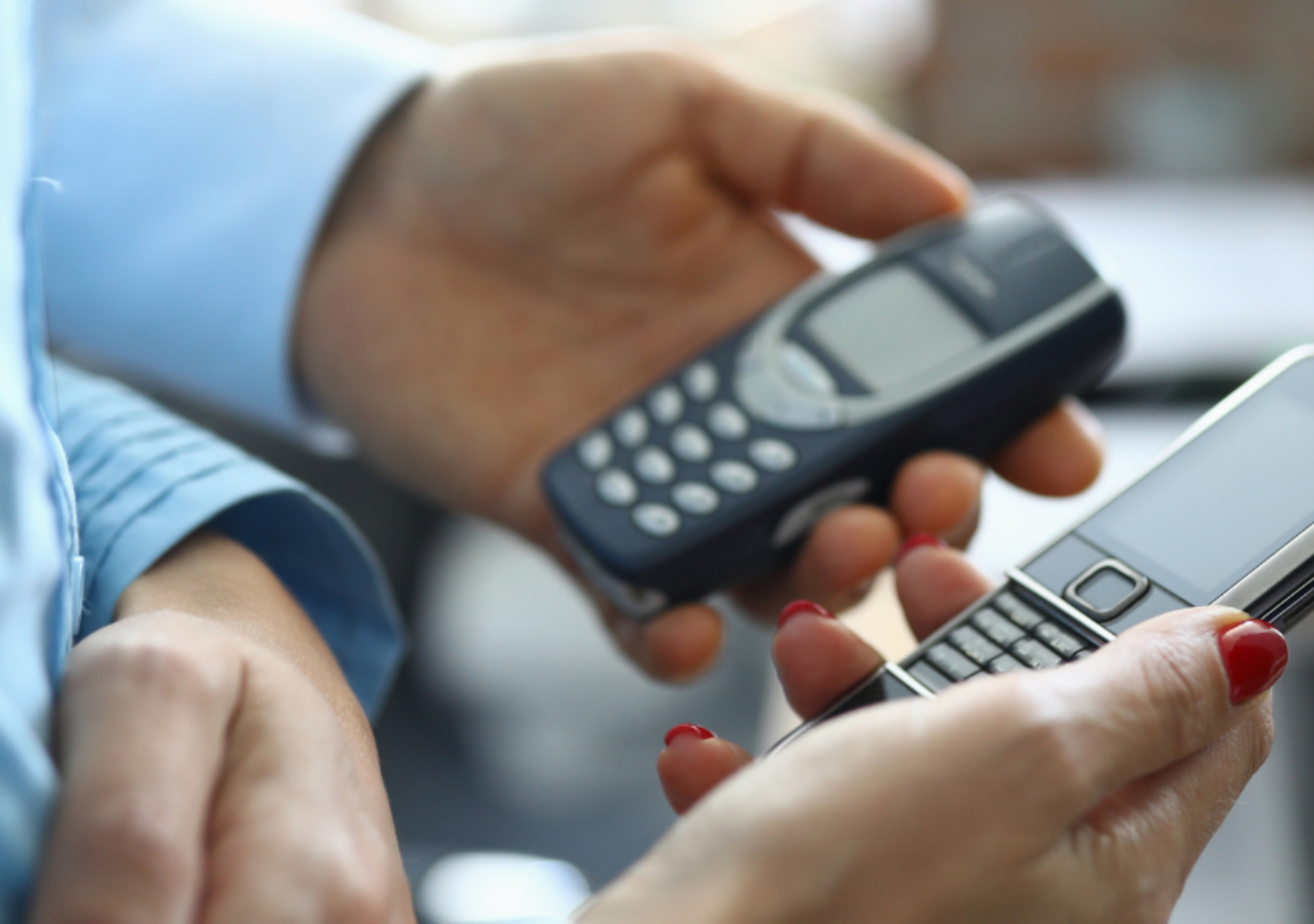 <div class="img-alt-caption">1993 -The first mobile phones are introduced in Greece</div>